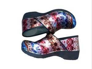 Dansko XP 2.0 woman’s 9.5-10 tie Dye blue red rubber clogs nurse shoes